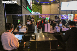 Giới trẻ Hà Thành nô nức xếp hàng mua vé ngày đầu Hà Nội mở lại rạp chiếu phim