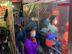 Video: Người dân xếp hàng giữa trời mưa lạnh mua vàng ngày vía Thần Tài