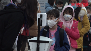 Video: Học sinh vui mừng, phụ huynh lo lắng khi trẻ tiểu học trở lại trường