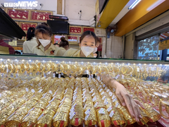 Người mua vàng trước ngày vía Thần Tài đã lỗ hơn 2 triệu đồng/lượng