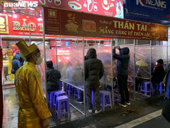 Đội mưa, vật vờ xếp hàng từ 3h sáng để mua vàng ngày vía Thần Tài