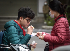 Không tổ chức bán trú, phụ huynh than trời phải bỏ việc, tất tả đưa đón con