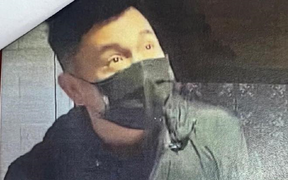 Đặc điểm nhận dạng kẻ vào tiệm vàng cướp giật trang sức ở Hà Nội