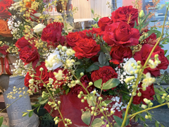 Mùa Valentine: Hoa tươi đội giá gấp đôi, chủ hàng hoa ngao ngán