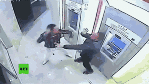 Video: Người đàn ông đấm gục tên cướp trong cây ATM 