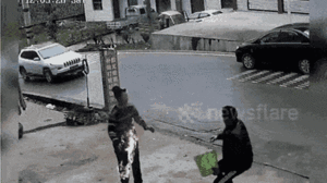 Video: Cháy quần áo khi sưởi ấm, cụ ông băng qua đường nhờ người cứu giúp