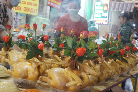 Tất bật bán gà ngậm hoa hồng, xôi ngũ sắc cúng rằm tháng Giêng
