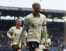 Thắng dễ Burnley, Liverpool bám sát Man City