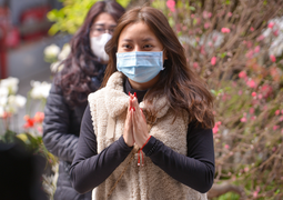 Ảnh: Giới trẻ Hà Nội nườm nượp đổ về chùa Hà cầu duyên trong ngày lễ Valentine