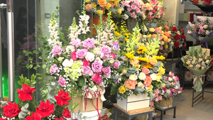 Video: Giá hoa tươi tăng mạnh, thị trường vắng khách ngày Valentine