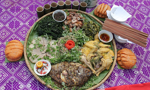 Thèm 'chảy nước miếng' mâm cơm truyền thống người Dao: Gà đồi, cá nướng đều ngon