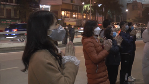 Video: Chùa Phúc Khánh đóng cửa, dân Thủ đô vẫn đứng ngoài vái vọng