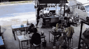 Video: Xe bán tải tông nát quán ăn bên đường