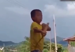 'Võ sĩ nhí' khóc nhè khi chiếc côn 'phản chủ'