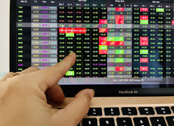 Nhà đầu tư chứng khoán không nên giải ngân sau phiên giảm mạnh