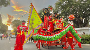 Video: Gần 1.000 người diễu hành mừng Tết Nguyên tiêu tại TP.HCM