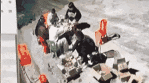 Video: Quả cầu lửa phụt ra từ bếp lò, nhiều người bỏ chạy