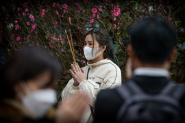 Ảnh: Người dân xếp hàng vào Phủ Tây Hồ cầu tài lộc ngày Rằm tháng Giêng