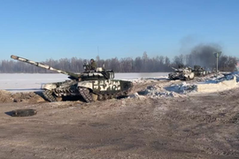 Dàn xe tăng, khí tài hạng nặng Nga rút về sau tập trận giáp Ukraine