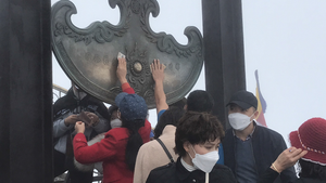 Video: Cầu may mắn, người dân chen lấn lễ bái ở chùa Đồng, Yên Tử