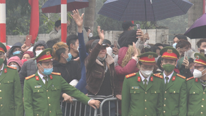 Video: Phòng dịch COVID-19, người thân đứng từ xa tiễn tân binh nhập ngũ