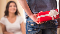 Mở quà Valentine, vợ giãy nảy bắt chồng đi trả, đòi lại tiền