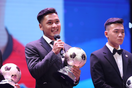 Hồ Văn Ý: Bỏ nghiệp dạy bóng chuyền, giành Quả Bóng Vàng Việt Nam