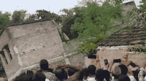 Video: Nước lũ 'nuốt chửng' ngôi nhà trong phút chốc