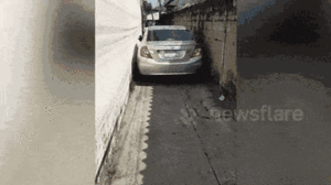 Video: Nữ tài xế lái ô tô điêu luyện qua hẻm nhỏ rộng gần 2m