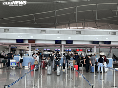 Ảnh: Sau 3 ngày mở lại toàn bộ đường bay, ga quốc tế Tân Sơn Nhất vắng khách