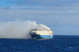 Tàu hàng chở 1.100 xe sang Porsche bốc cháy, trôi dạt trên biển