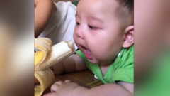 Biểu cảm hài hước của cậu bé khi không được ăn chuối