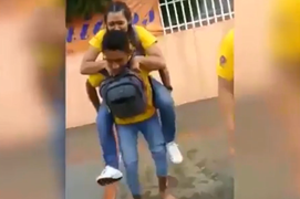 'Muối mặt' khi ga lăng cõng bạn gái qua vũng nước
