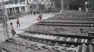 Video: Xe máy bị đoàn tàu tông nát, người đàn ông thoát chết trong gang tấc