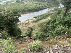 Xe đầu kéo chở quặng rơi xuống vực sâu ở Hà Tĩnh