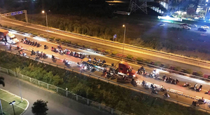 Công an TP.HCM vây ráp 100 xe máy so kè tốc độ lúc rạng sáng