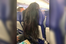 Cảnh ‘kinh khủng’ trên máy bay gây tranh cãi, dân mạng bày đủ cách xử lý hết hồn