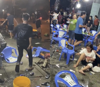 Ô tô lao vào quán nhậu trên vỉa hè, cuốn 3 người dưới gầm xe