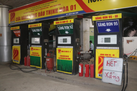Tái diễn cảnh cửa hàng xăng dầu ở miền Tây hết xăng