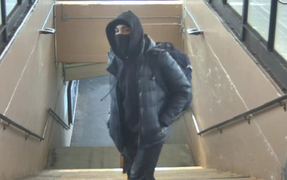 Con trai ăn cướp, bị mẹ dẫn tới đồn giao nộp cho cảnh sát 