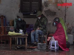 Video: Người lao động mưu sinh dưới cái lạnh 'cắt da cắt thịt' ở Hà Nội