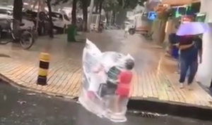 Cách tránh mưa bá đạo của đám trẻ thông minh