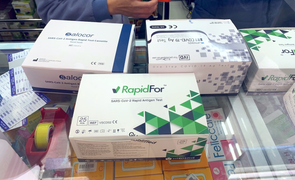 Kit test nhanh COVID-19 mỗi nơi mỗi giá, người mua 'không biết đâu mà lần'