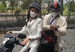 Hoa hậu Thùy Tiên dùng xe máy chở trợ lý đi dự sự kiện