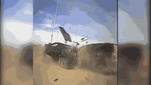 Video: Ô tô bị tông văng trên cao tốc khi dừng xe chờ cảnh sát kiểm tra