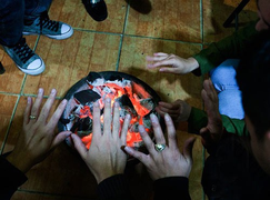 Đốt than tổ ong để sưởi ấm, cả nhà ngộ độc phải nhập viện