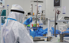 F0 tăng cao, y tế phường ở Hà Nội 'nghẽn mạng', bệnh viện không quá tải