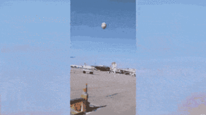 Video: Khinh khí cầu khổng lồ đáp xuống máy bay