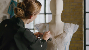 Video: Cận cảnh chiếc váy làm từ vỏ chai nhựa của Maria Sharapova