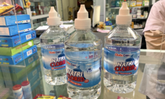 Nước muối sinh lý 'cháy hàng', mỗi khách chỉ được mua 5 chai